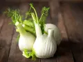 Trois bulbes de fenouil frais sur fond de bois. Le fenouil est connu pour ses propriétés bénéfiques, y compris pour aider à maigrir.