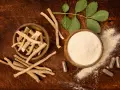 Racines d'Ashwagandha, poudre et gélules, une plante adaptogène aux multiples bienfaits.