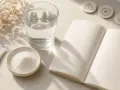 Poudre de collagène marin, verre d'eau, carnet ouvert et icônes de santé. Réflexion sur les dangers potentiels du collagène marin.