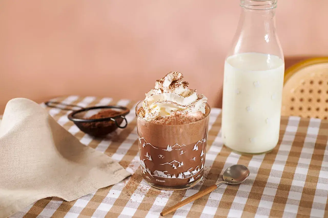 Un délicieux milkshake au chocolat, prêt à être dégusté. Une recette simple pour un plaisir gourmand.