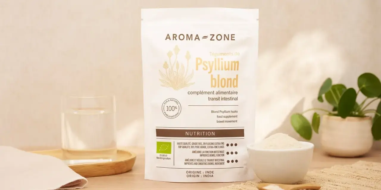 Un sachet de téguments de psyllium blond Aroma-Zone, un verre d'eau et une coupelle de poudre. Idéal pour le transit intestinal.