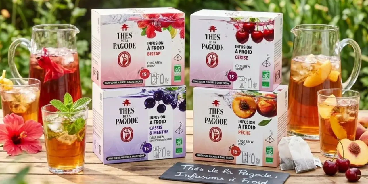 Quatre boîtes de "Thés de la Pagode" : infusions à froid Bissap, Cerise, Cassis & Menthe, et Pêche. Des carafes et verres de boissons glacées complètent la scène.
