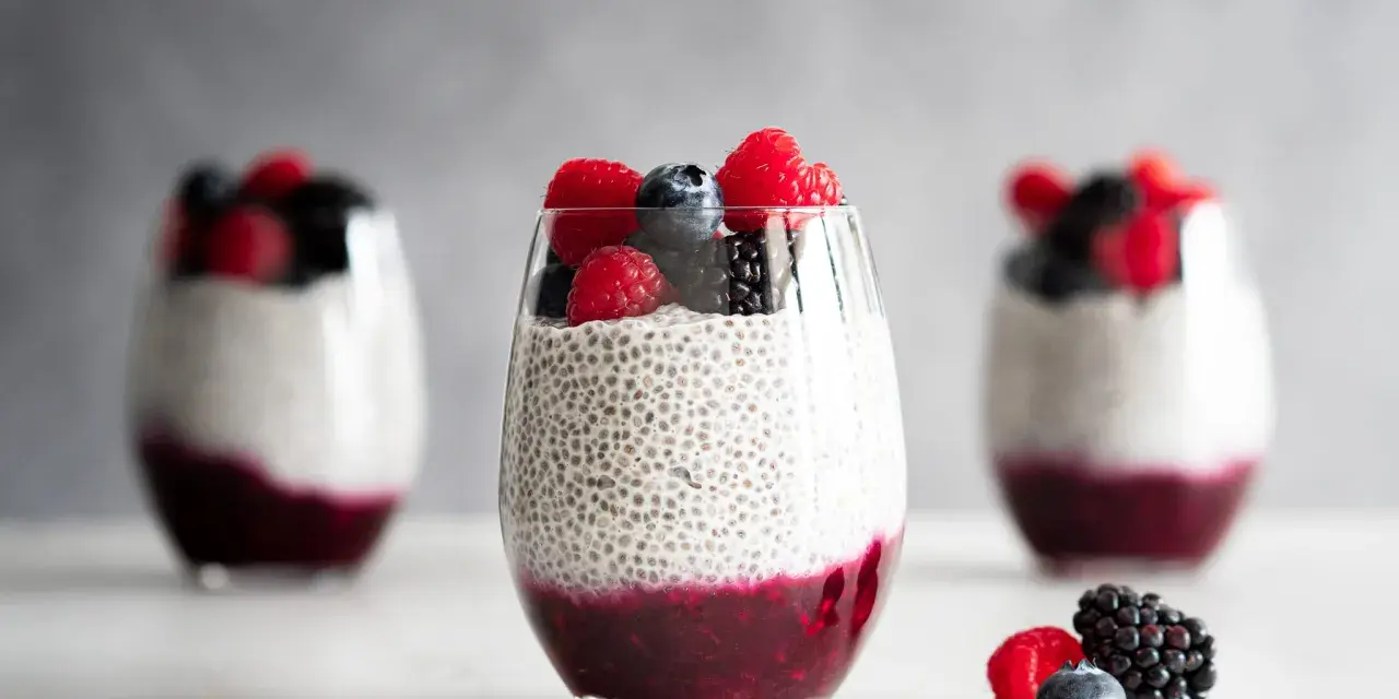 Trois verres de pudding de chia aux fruits rouges et aux baies. Un délice sain et coloré.