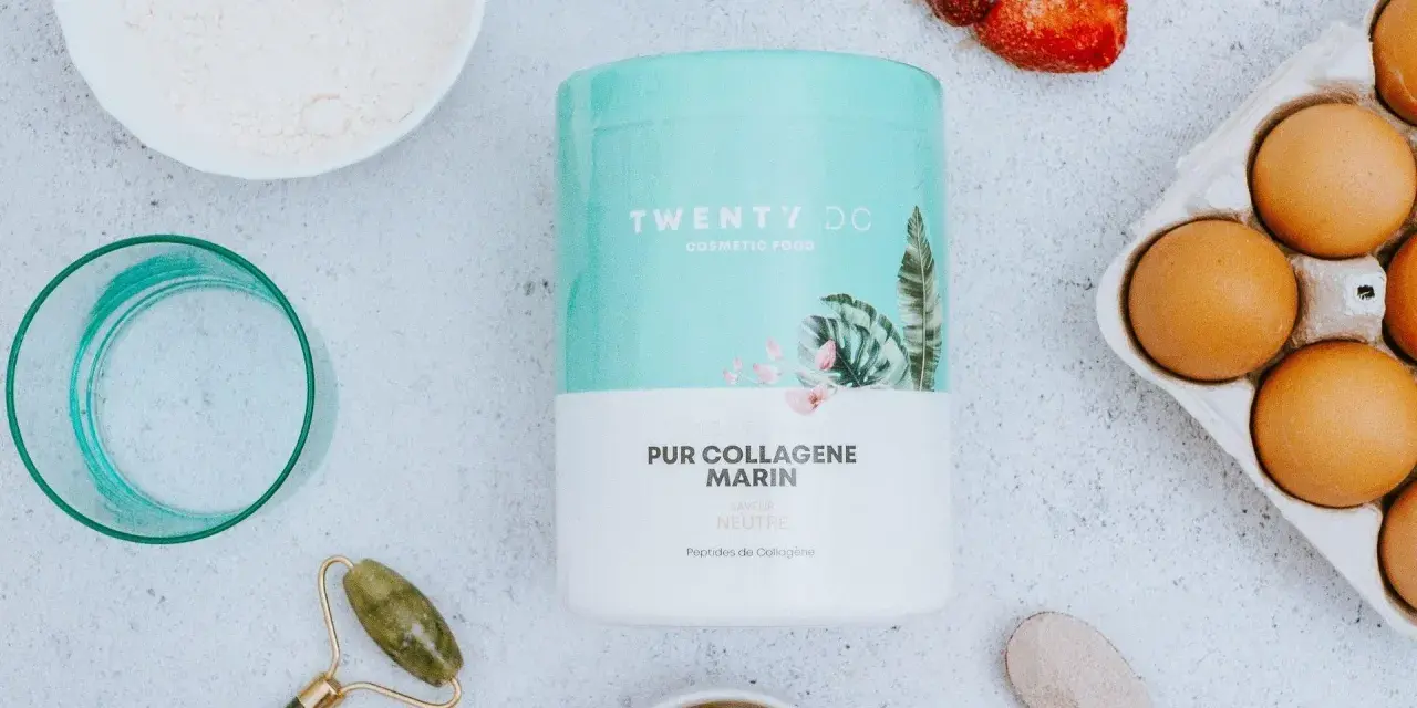 Un pot de pur collagène marin neutre, entouré d'ingrédients pour un soin complet : œufs, fraises, poudre blanche, et un rouleau de jade.