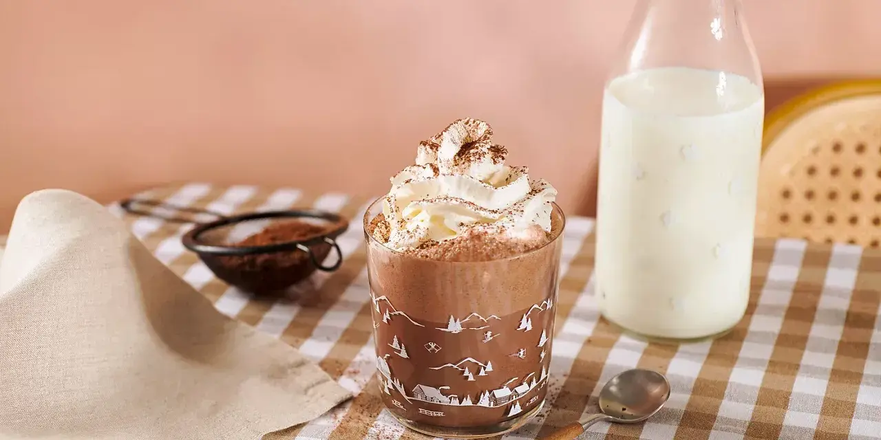 Un délicieux milkshake au chocolat, prêt à être dégusté. Une recette simple pour un plaisir gourmand.