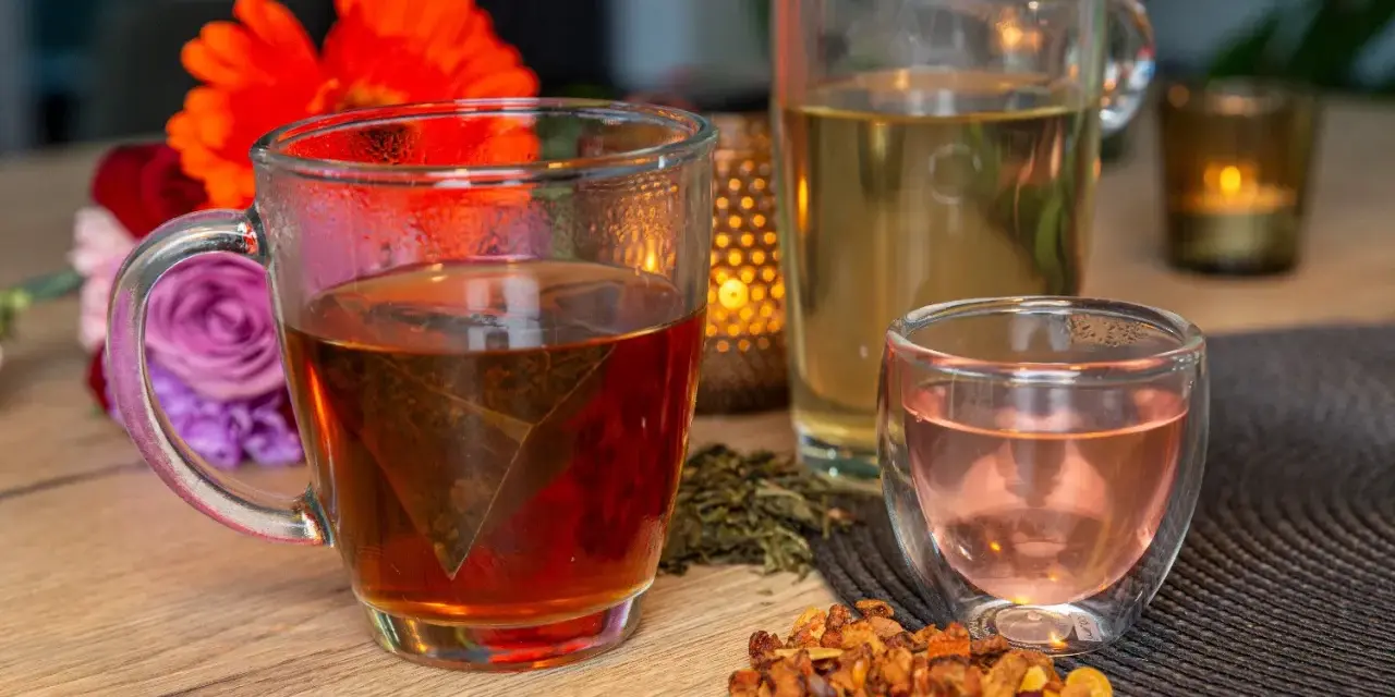 Délicieuses boissons chaudes : thé ambré et infusion rosée. La différence entre thé et infusion est subtile mais gustative.
