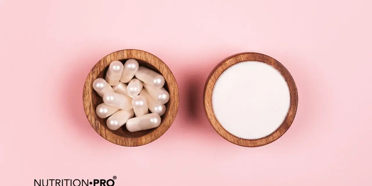 Deux bols en bois sur fond rose : l'un rempli de gélules nacrées, l'autre de poudre blanche. Le collagène hydrolysé danger potentiel est-il présent ?