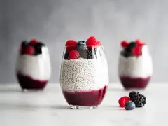 Trois verres de pudding de chia aux fruits rouges et aux baies. Un délice sain et coloré.