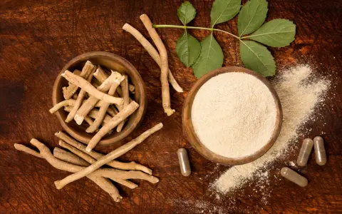 Racines d'Ashwagandha, poudre et gélules, une plante adaptogène aux multiples bienfaits.