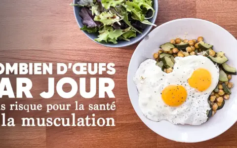 Deux œufs au plat sur un lit de pois chiches et courgettes, avec une salade. Le texte interroge : combien d'oeuf par jour pour la santé et la musculation.