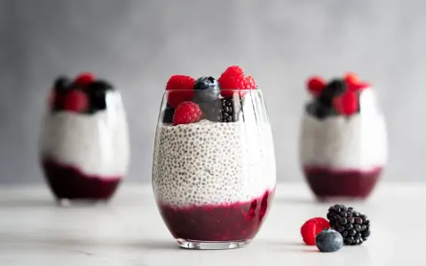Trois verres de pudding de chia aux fruits rouges et aux baies. Un délice sain et coloré.