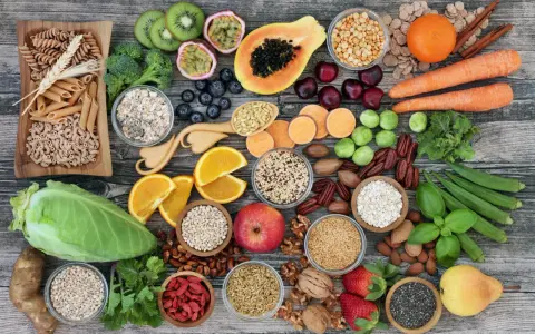 Assortiment de fruits, légumes, céréales et noix, riches en fibres solubles.