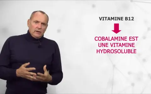 Un homme parle de la vitamine B12. Le texte indique "COBALAMINE EST UNE VITAMINE HYDROSOLUBLE". Trop de vitamine B12 est rare.