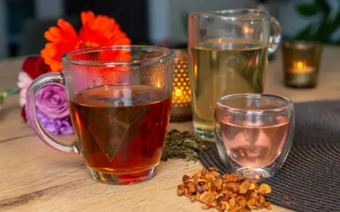 Délicieuses boissons chaudes : thé ambré et infusion rosée. La différence entre thé et infusion est subtile mais gustative.