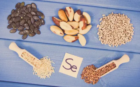 Graines de citrouille, noix du Brésil, graines de tournesol, riz, sarrasin et la carte "Se" symbolisant le sélénium. Découvrez les sélénium bienfaits !