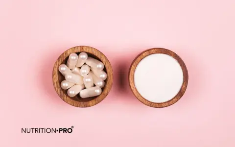 Deux bols en bois sur fond rose : l'un rempli de gélules nacrées, l'autre de poudre blanche. Le collagène hydrolysé danger potentiel est-il présent ?