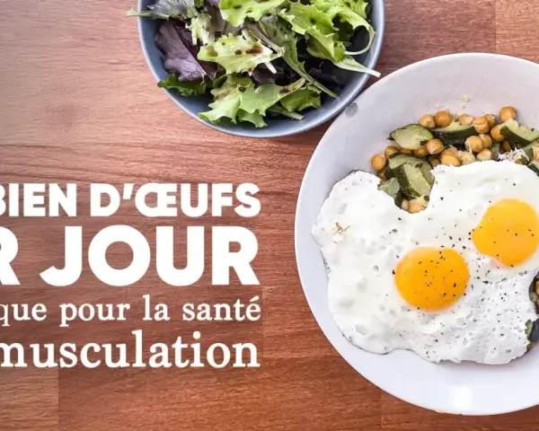 Deux œufs au plat sur un lit de pois chiches et courgettes, avec une salade. Le texte interroge : combien d'oeuf par jour pour la santé et la musculation.