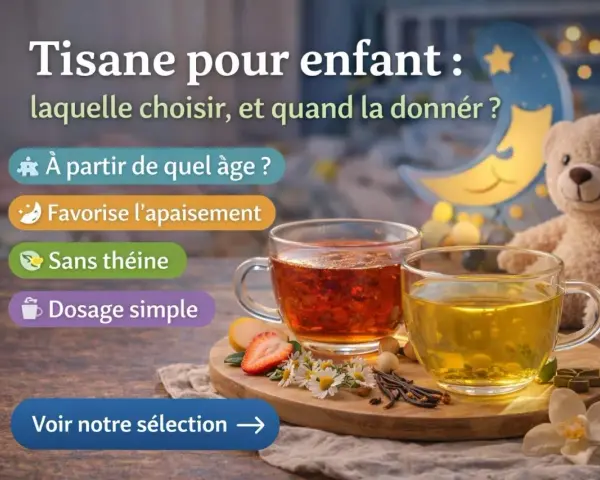 Deux tasses de tisane enfant, une rouge et une jaune, sur un plateau avec des fruits et des fleurs. Un ours en peluche et une lune lumineuse en arrière-plan.