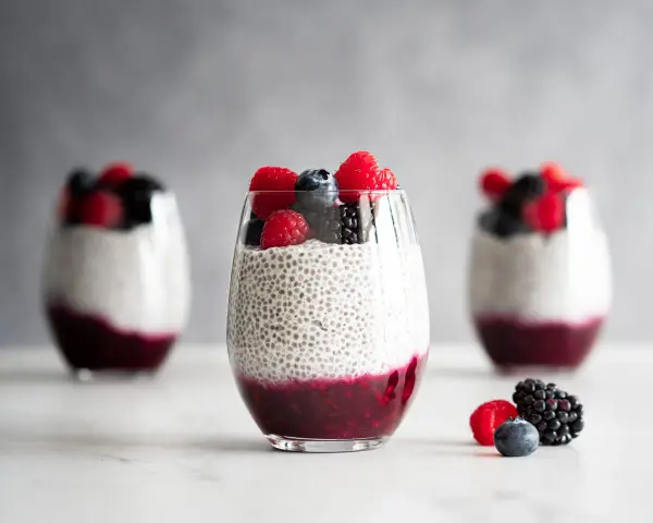 Trois verres de pudding de chia aux fruits rouges et aux baies. Un délice sain et coloré.