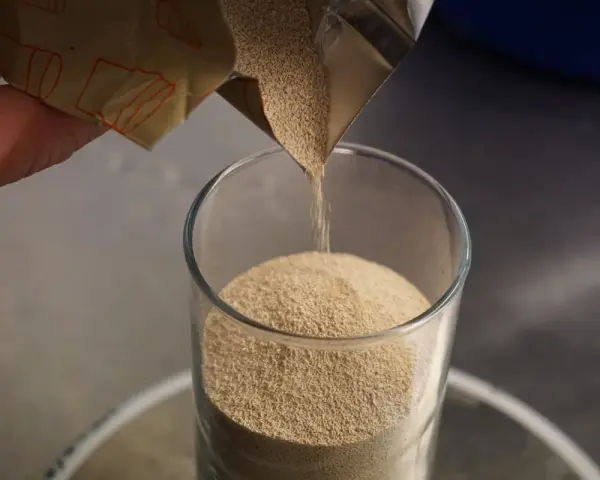 Versez de la levure de bière dans un verre. Découvrez ses nombreux bienfaits pour la santé et la beauté.