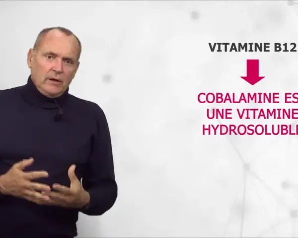 Un homme parle de la vitamine B12. Le texte indique "COBALAMINE EST UNE VITAMINE HYDROSOLUBLE". Trop de vitamine B12 est rare.
