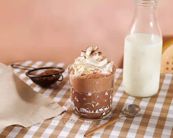 Un délicieux milkshake au chocolat, prêt à être dégusté. Une recette simple pour un plaisir gourmand.