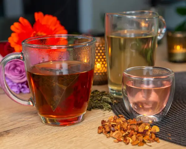 Délicieuses boissons chaudes : thé ambré et infusion rosée. La différence entre thé et infusion est subtile mais gustative.