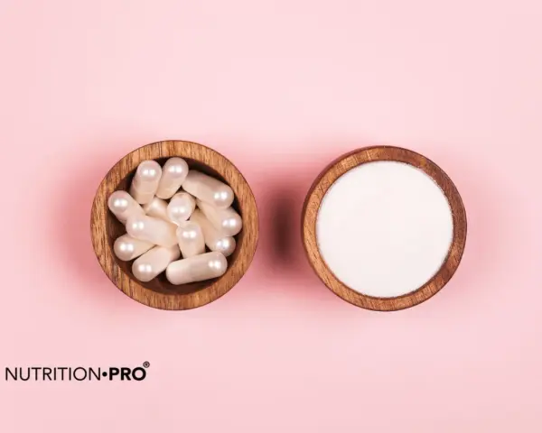Deux bols en bois sur fond rose : l'un rempli de gélules nacrées, l'autre de poudre blanche. Le collagène hydrolysé danger potentiel est-il présent ?