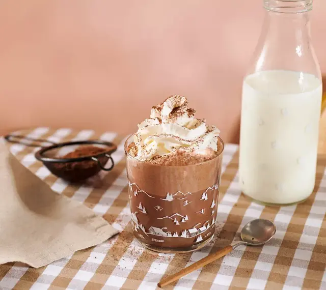 Un délicieux milkshake au chocolat, prêt à être dégusté. Une recette simple pour un plaisir gourmand.
