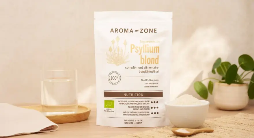 Un sachet de téguments de psyllium blond Aroma-Zone, un verre d'eau et une coupelle de poudre. Idéal pour le transit intestinal.