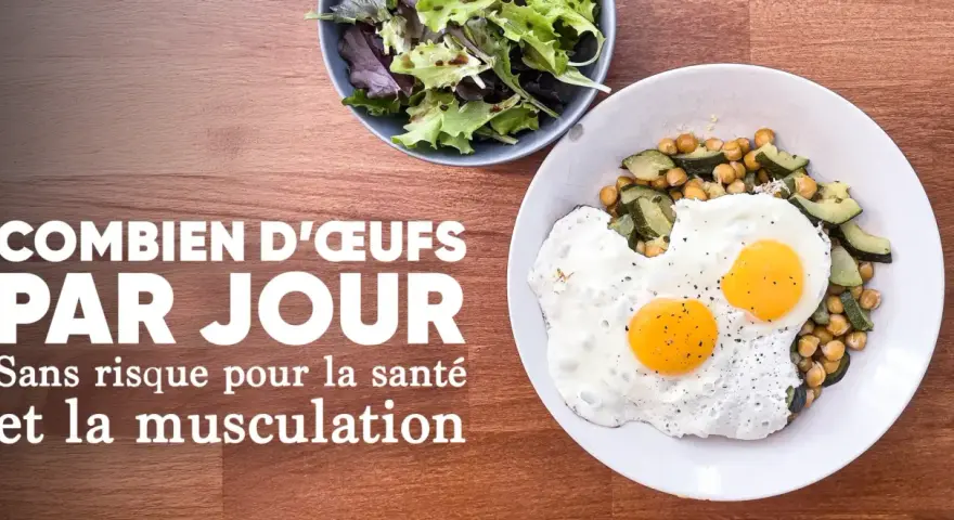 Deux œufs au plat sur un lit de pois chiches et courgettes, avec une salade. Le texte interroge : combien d'oeuf par jour pour la santé et la musculation.