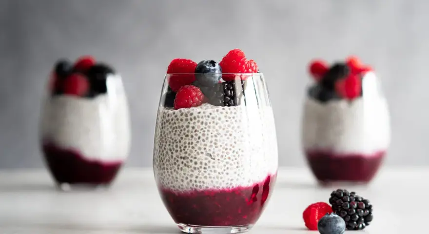 Trois verres de pudding de chia aux fruits rouges et aux baies. Un délice sain et coloré.