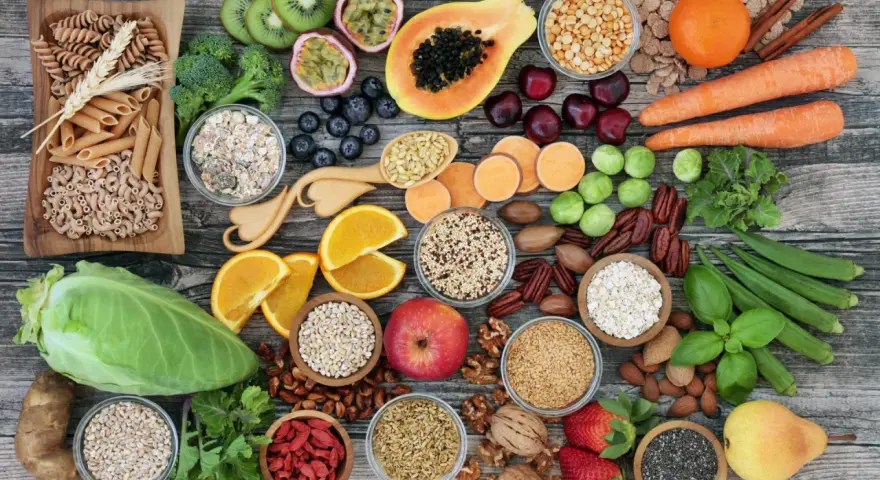 Assortiment de fruits, légumes, céréales et noix, riches en fibres solubles.