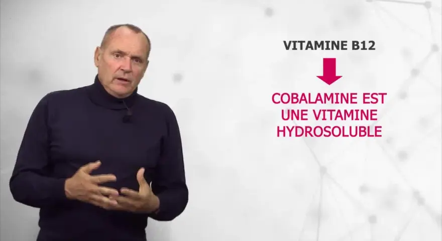 Un homme parle de la vitamine B12. Le texte indique "COBALAMINE EST UNE VITAMINE HYDROSOLUBLE". Trop de vitamine B12 est rare.
