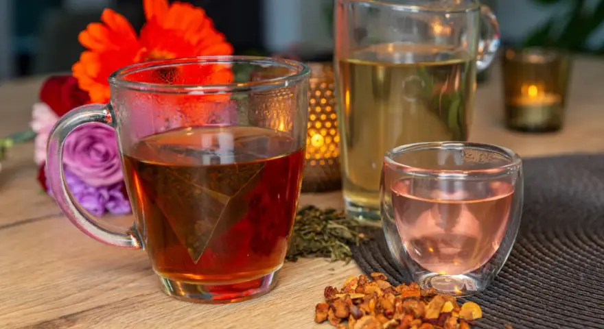 Délicieuses boissons chaudes : thé ambré et infusion rosée. La différence entre thé et infusion est subtile mais gustative.