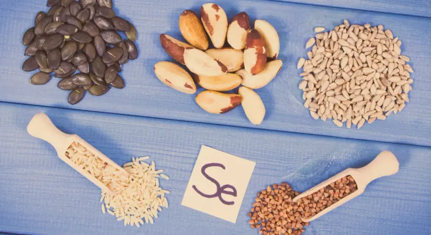 Graines de citrouille, noix du Brésil, graines de tournesol, riz, sarrasin et la carte "Se" symbolisant le sélénium. Découvrez les sélénium bienfaits !