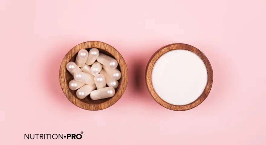 Deux bols en bois sur fond rose : l'un rempli de gélules nacrées, l'autre de poudre blanche. Le collagène hydrolysé danger potentiel est-il présent ?