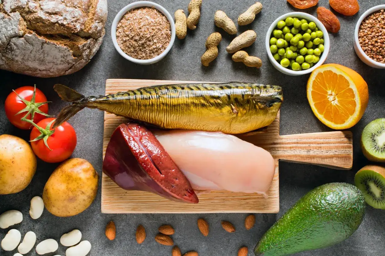 Mackerel, poulet, foie, tomates, pommes de terre, orange, avocat, kiwis, cacahuètes, amandes, haricots, et céréales. Ces aliments sont riches en vitamine B3, aux nombreux bienfaits.
