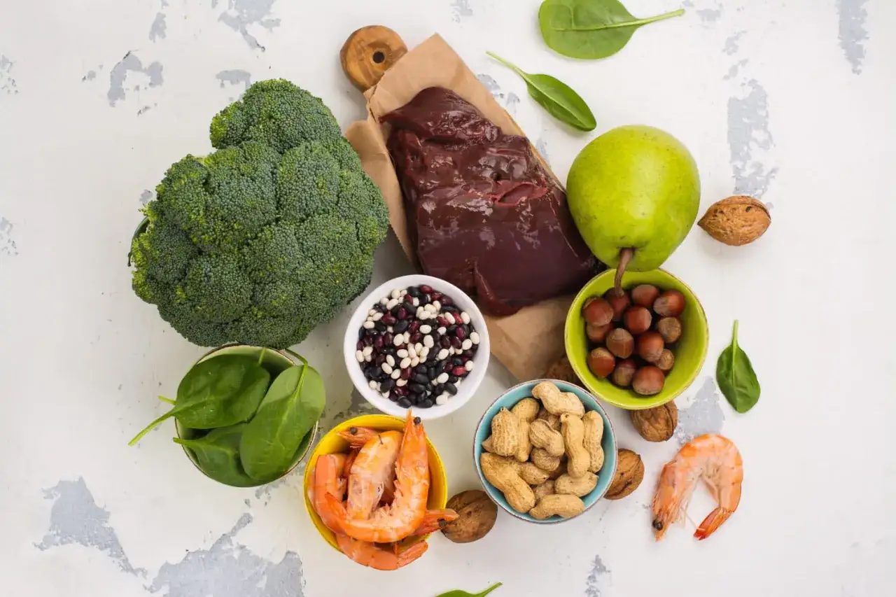 Brocolis, épinards, foie, poires, crevettes, haricots, noisettes, cacahuètes et noix, sources de vitamine B9.