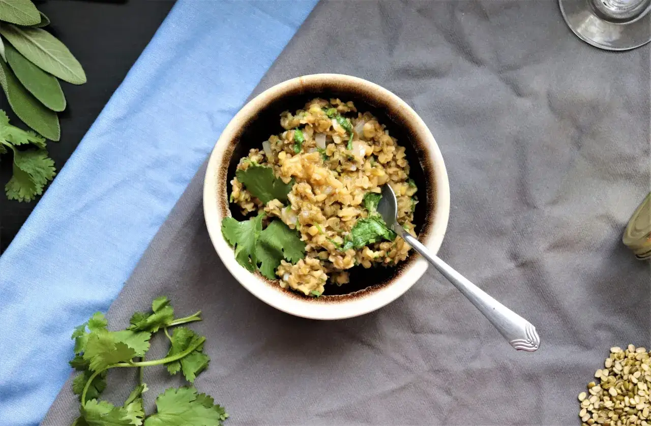 Un bol de haricots mungo cuisinés avec des herbes fraîches, prêt à être dégusté.