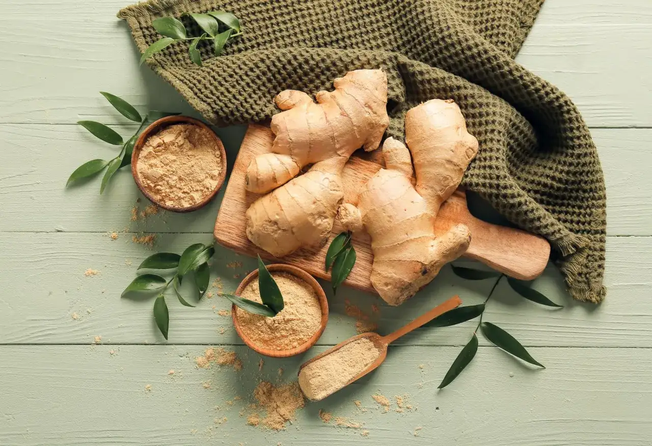 Racines de gingembre frais et poudre, pr&ecirc;ts &agrave; lib&eacute;rer leur go&ucirc;t piquant. Une touche de fra&icirc;cheur pour vos plats.