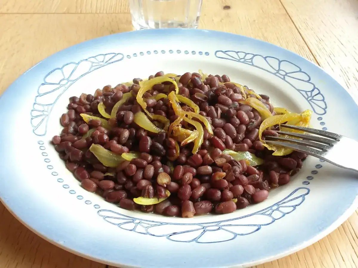 Assiette de haricots azuki et oignons, un plat savoureux qui met en avant les haricot azuki bienfaits pour la sant&eacute;.