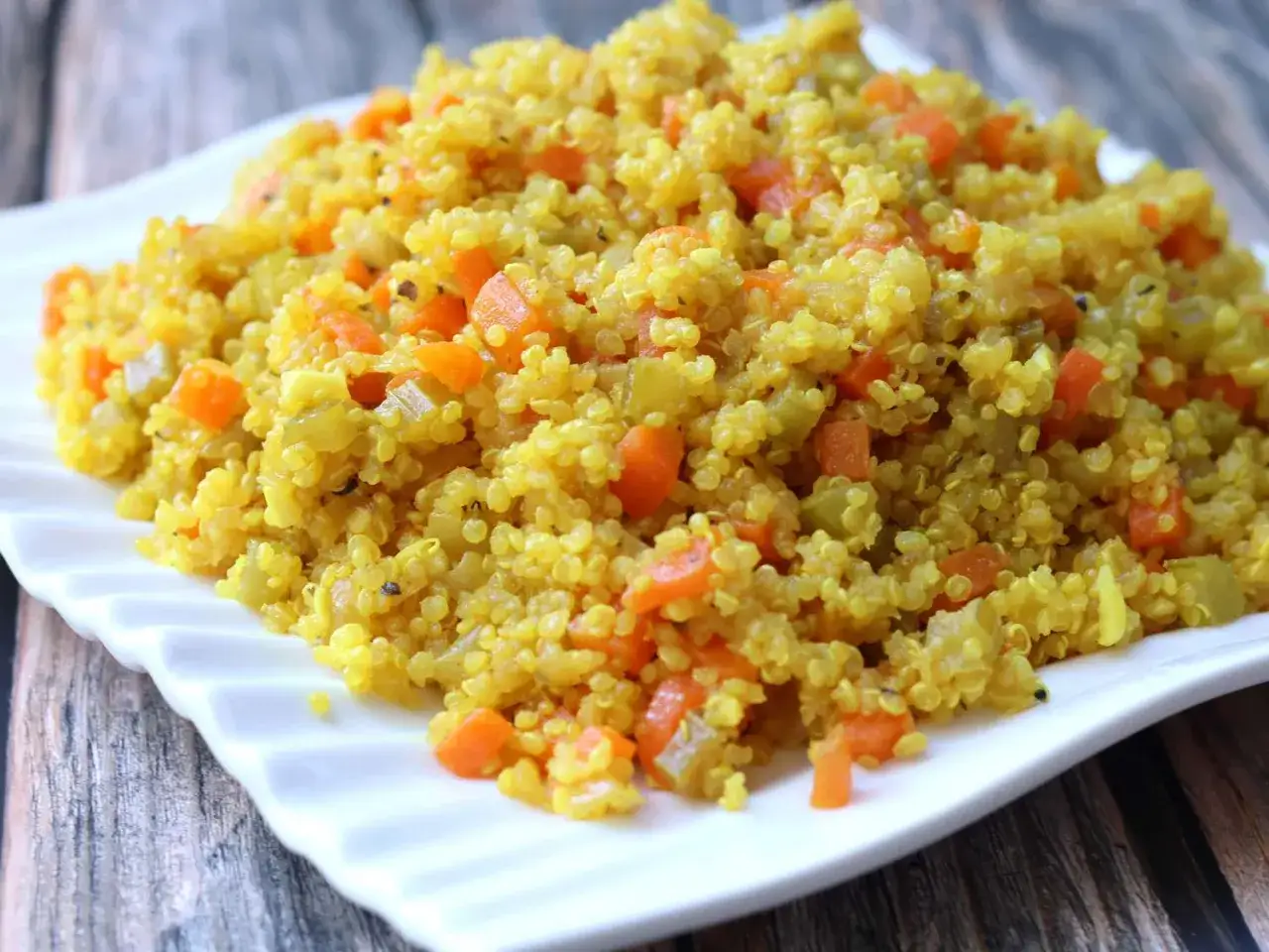 Un plat de quinoa aux carottes et c&eacute;leri, une option saine pour ceux qui ont une intol&eacute;rance au quinoa.