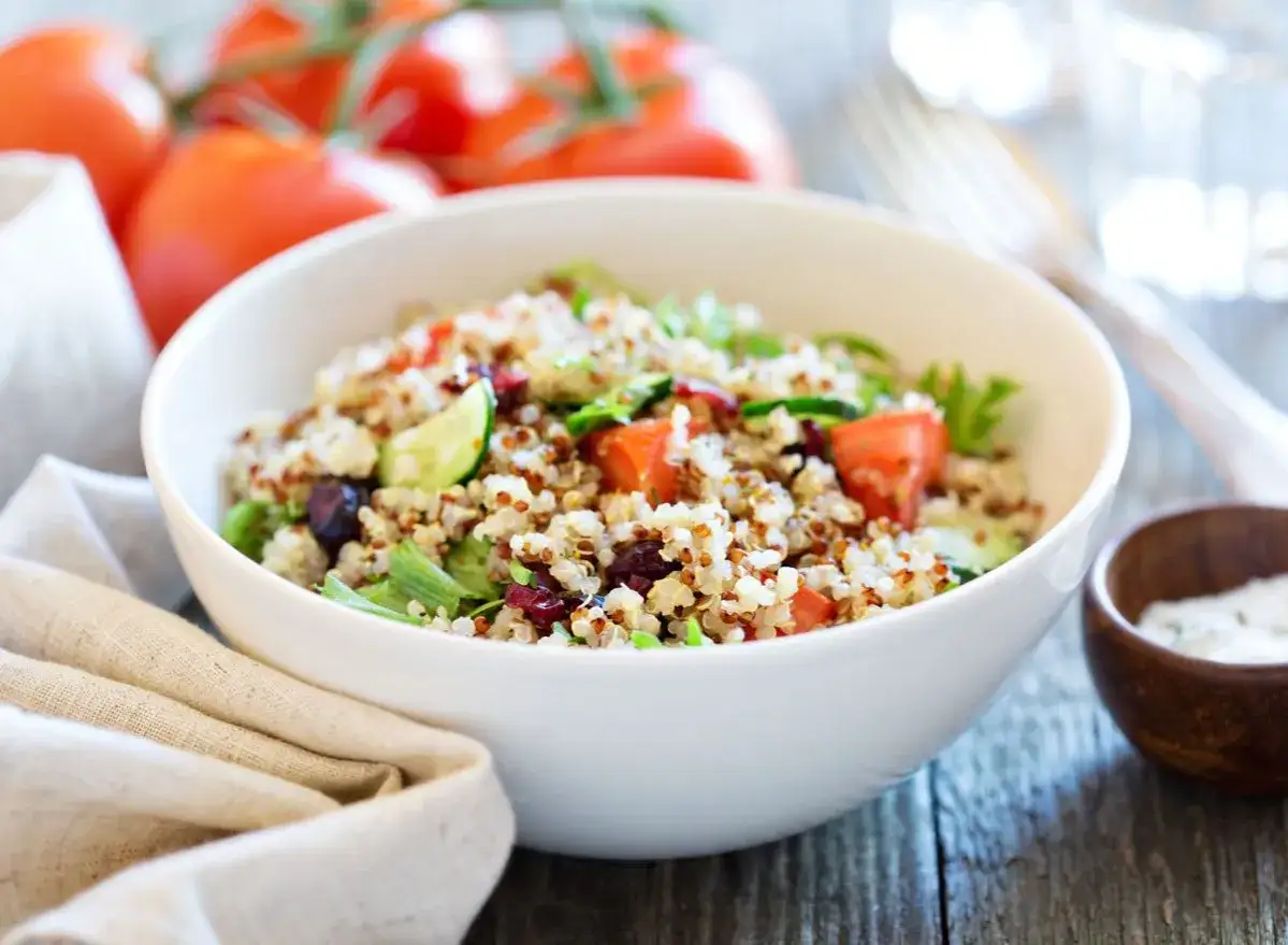 Salade color&eacute;e de quinoa avec tomates, concombres et canneberges, parfaite pour un r&eacute;gime sain.