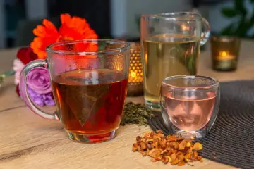 Délicieuses boissons chaudes : thé ambré et infusion rosée. La différence entre thé et infusion est subtile mais gustative.